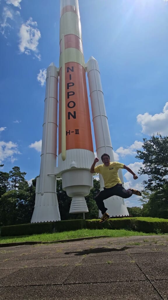H-IIロケットの前でジャンプ