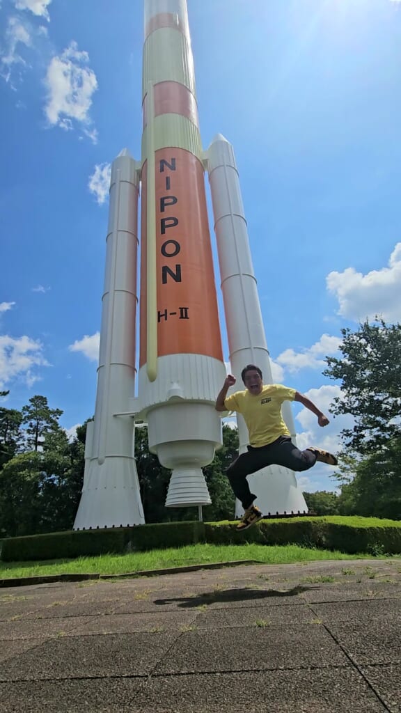 H-IIロケットの前でジャンプ