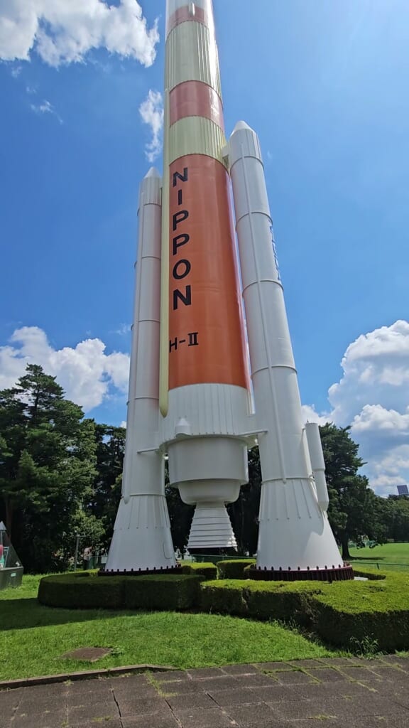 屋外に展示されている実物大のH-IIロケット
