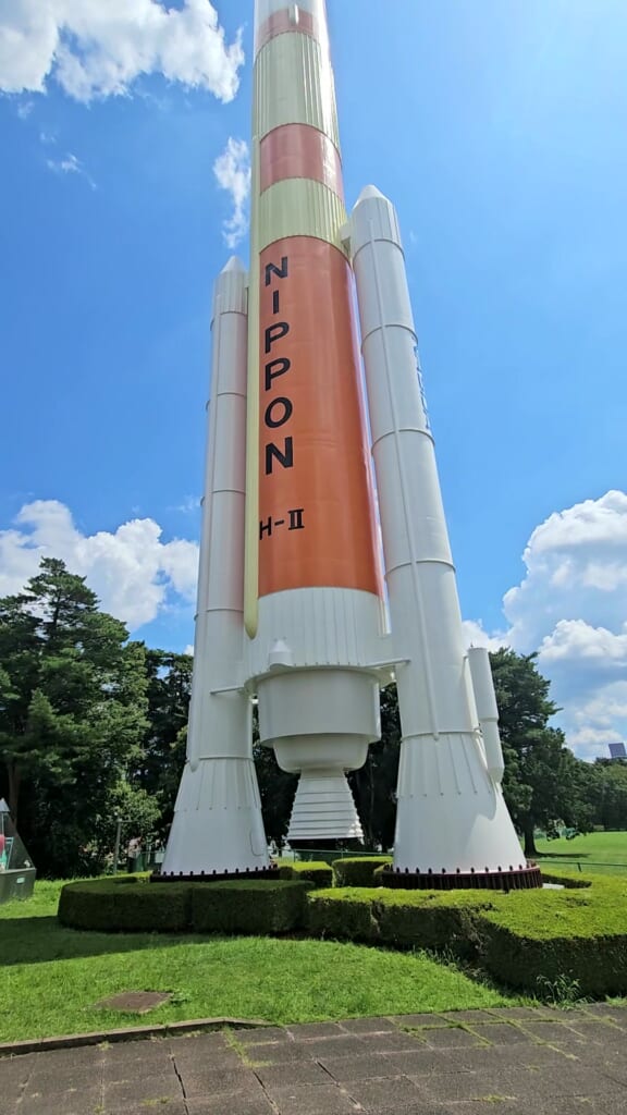 屋外に展示されている実物大のH-IIロケット