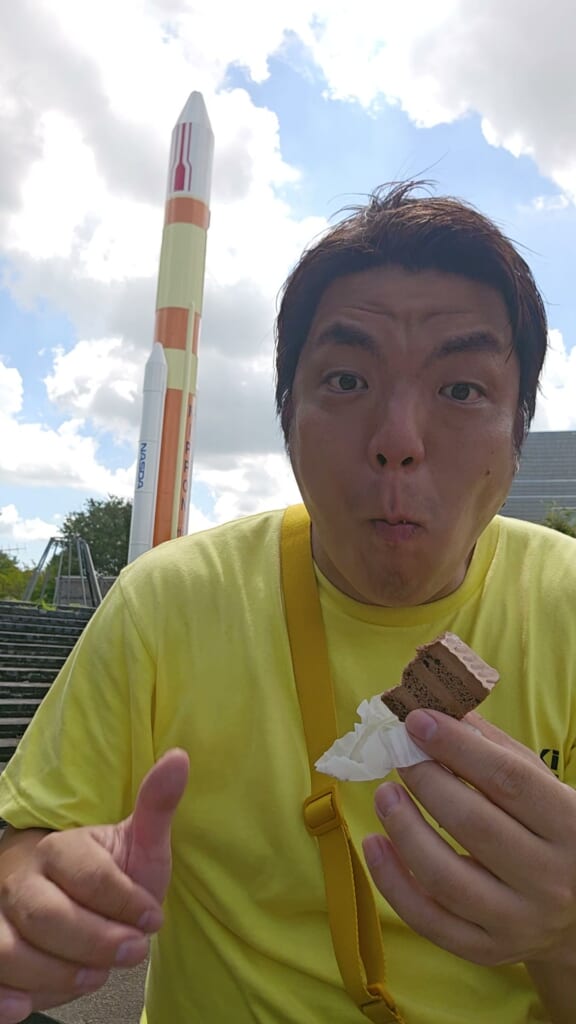 宇宙食のチョコレートケーキを食べてグッドサイン