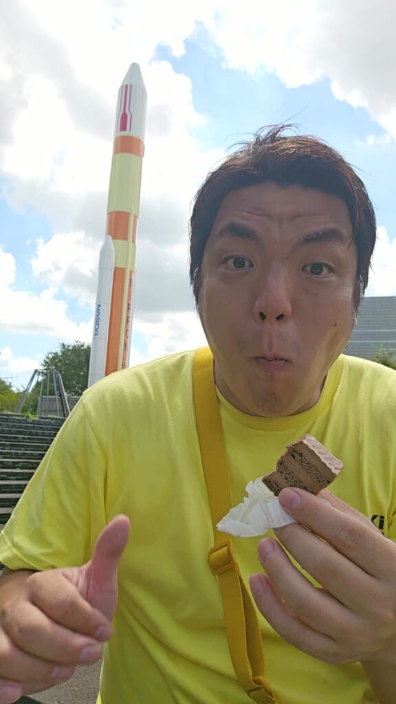 宇宙食のチョコレートケーキを食べてグッドサイン