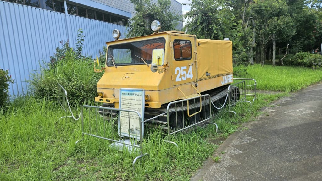 つくばエキスポセンターの屋外に展示されている雪上車